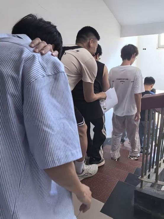 人们站在房间里 AI 生成的内容可能不正确。